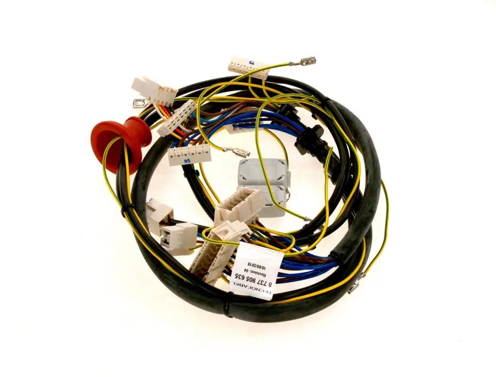 BOSCH Kabelbaum mit mehreren bunten Drähten und Steckverbindern, zur Installation bei elektrischen Anwendungen, angeordnet auf hellem Hintergrund.